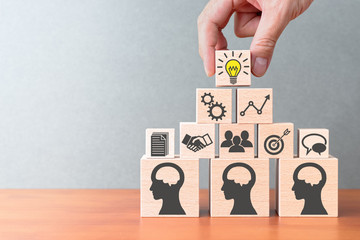 靠劳动成功的名人事例有哪些？